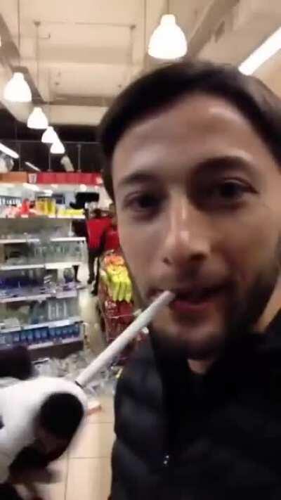 Fight breaks out in New York City 7-Eleven