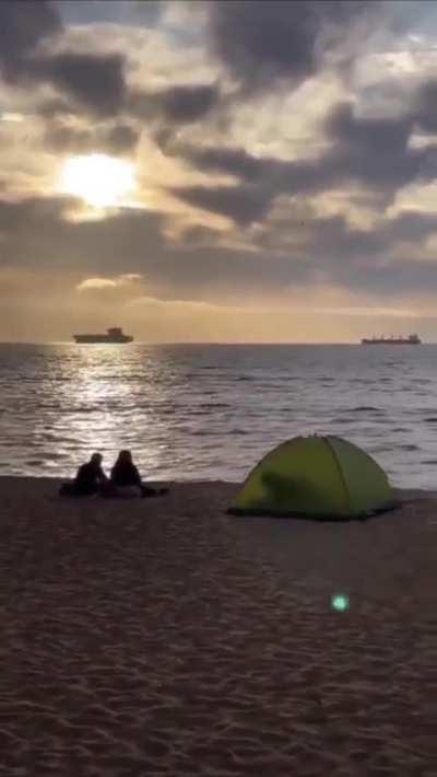 To make love in private 