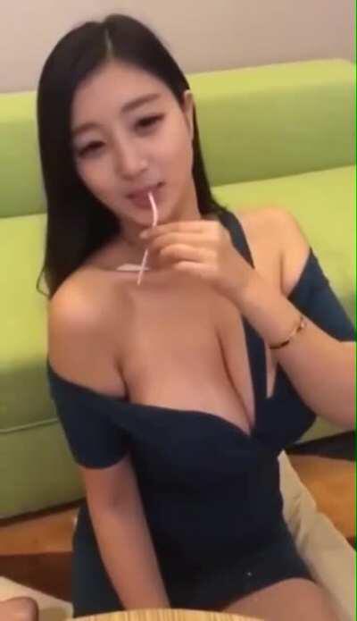 using collarbone to drink cream