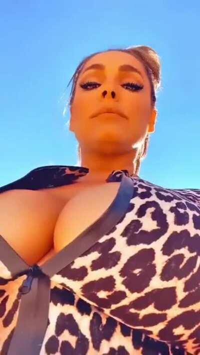 Kelly shows us how cleavage is meant to be