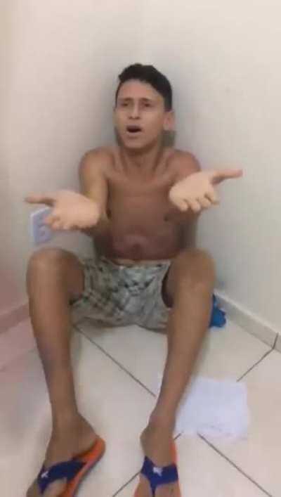 Ladrão que roubou igreja, cagou no chão e limpou a bunda com a biblia recebe uma massagem.