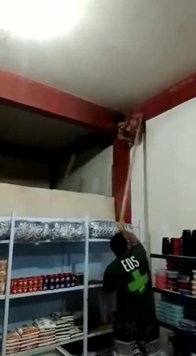 A thief in Brazil dug a tight hole in the wall of a grocery store at dawn, and while he was passing through he got stuck and remained like this until the store owner opened the door in the morning and found him, the thief asked for help, but they beat him