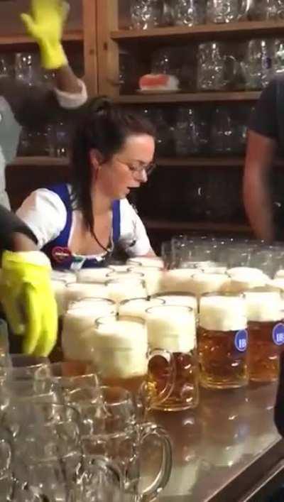 Она и лошадь на скаку напоит