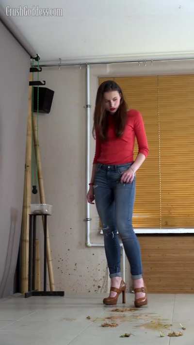 Karina looks fashionable while crushing crawdads