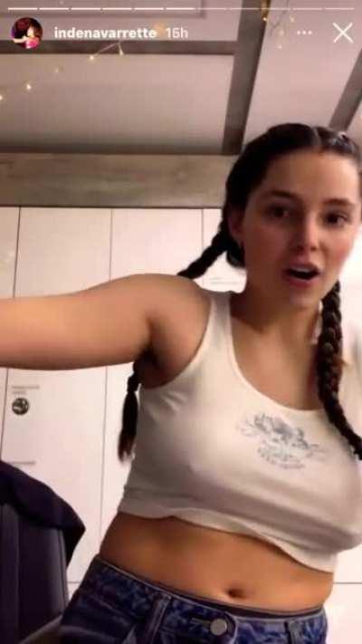 Inde Navarrette (Superman & Lois) no bra