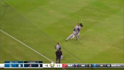 [Highlight] The Dodgers attempt to catch a pop fly.