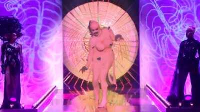 Alternate ending on the Sister, Sister vs. Ginny Lemon lip sync | Credits to @stoyanebe on Twitter