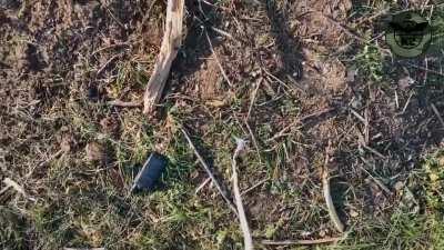 Ukrainian drone loot the radio station of a dead Russian soldier