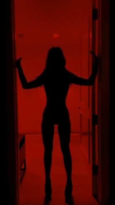 Underboob when she lifts her arms up