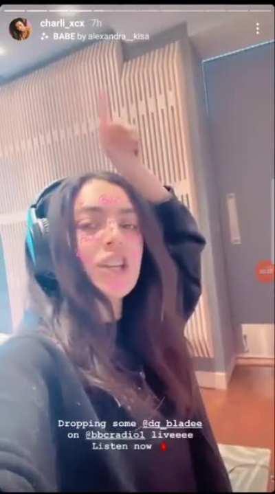 Charli XCX singing along to Hotel Breakfast :)