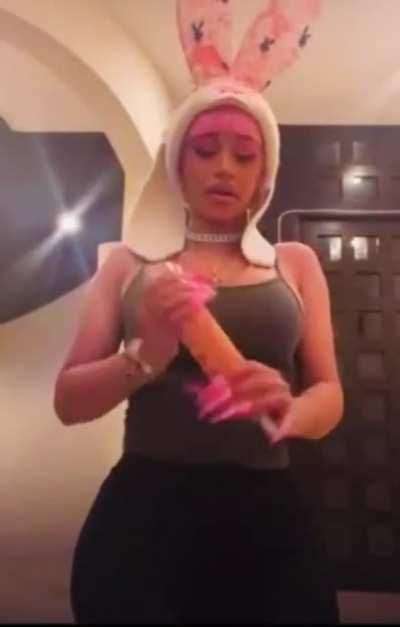 Wanna join my discord server where we can all share pics and vids of sexy bitches like cardi