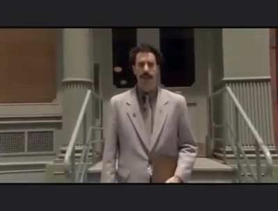 Dlaczego Borat Sagdijew wplata niekiedy w swoje teksty polskie zwroty, mimo że jest Kazachem?