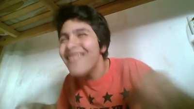 oooh mi lente de contacto, si se pregunta el nombre de la canción es M83 'Midnight City'