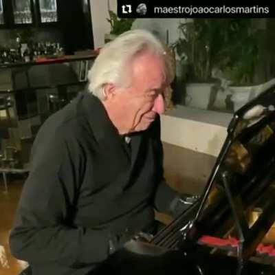 Brazilian pianist João Carlos Martins lost the ability to play due to several injuries to his hands. Now, thanks to bionic gloves, he's able to play again for the first time in years