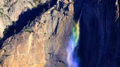 🔥High winds at the perfect time of day created a previously undocumented 2,400 foot rainbow waterfall in Yosemite National Park