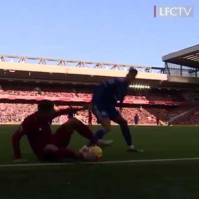 Bobby doing Bobby things! Lit skill in a tight spot! - Credit to LiverpoolFC Instagram.