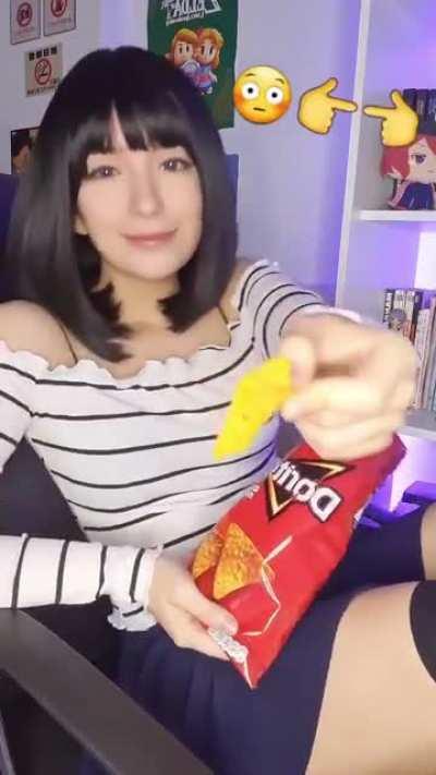 ela te alimenta apesar de vc ter bloqueado ela no instagram, seu monstro!