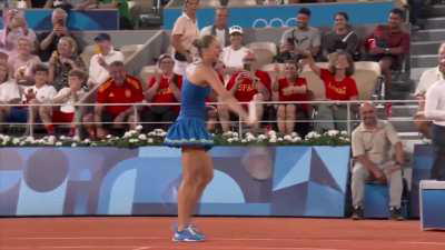 Marta Kostyuk dancing to Uptown Funk while waiting for Donna Vekic to come back from the bathroom