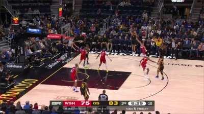 [Highlight] Jonathan Kuminga takes flight in between the bodies of Kyle Kuzma and Daniel Gafford for the Putback Jam