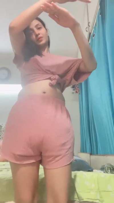 bra less tits moving nicely inside the top 🥵🔥