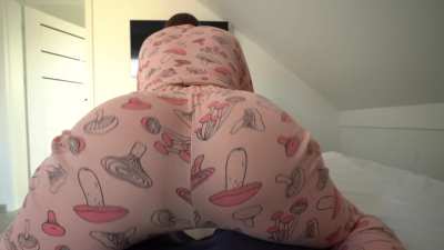 Thick booty wife pov riding in pyjamas as he wakes up
