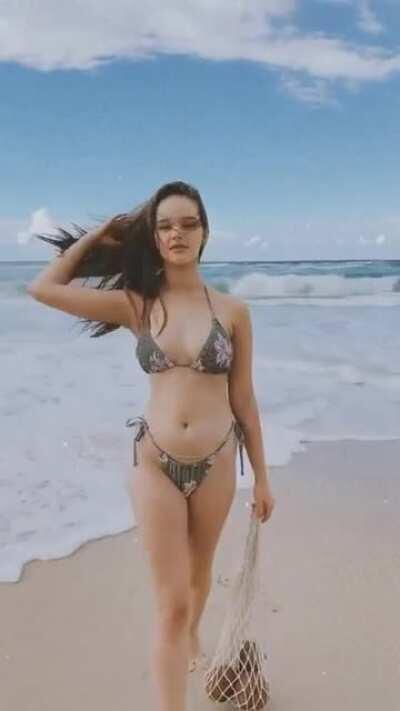 Isabella Ardley Has an Incredible Belly