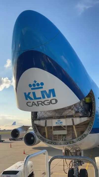 KLM Boeing 747 closing it’s nose