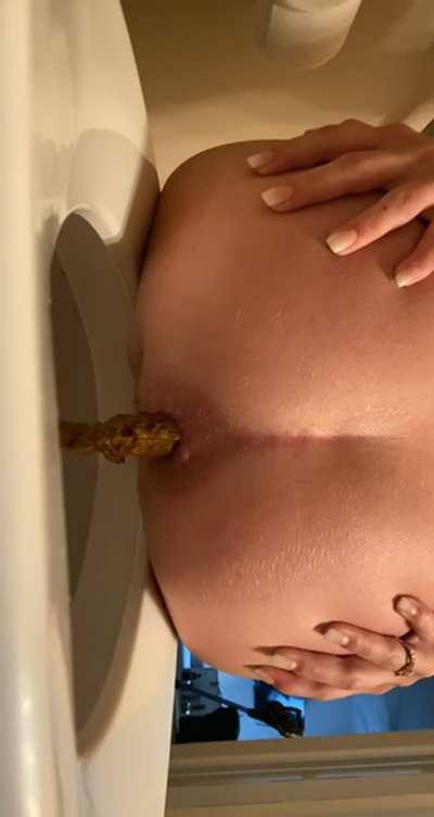 cute girl shitting on the toilet part 4 (@miaxmall on instagram) (MORE IN COMMENTS!!)