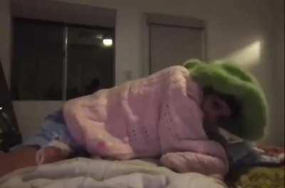 Doja couldn't take it anymore and decided to get a quick one off on her live... ⚠️ (Warning) loud sexy moaning sounds in the redgifs link above☝️