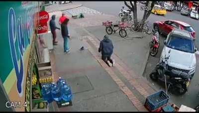 Guy trips and falls but man starts attacking him thinking he was trying to rob him