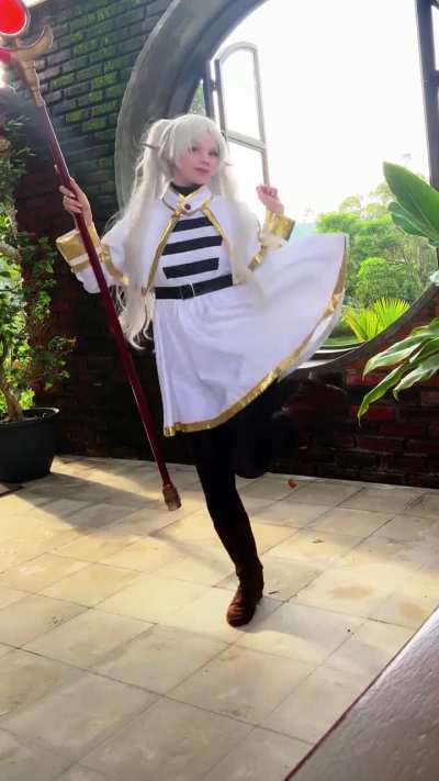 Frieren cosplay