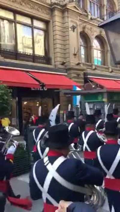 Vamos vamos Argentina! Granaderos por la calle Florida