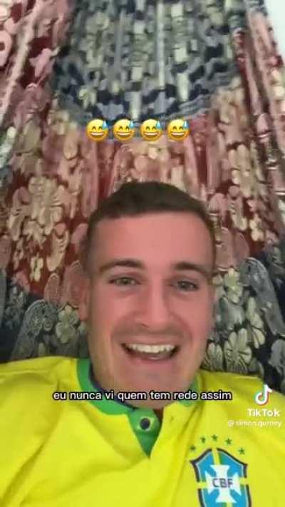 Australiano deitando pela primeira vez numa rede