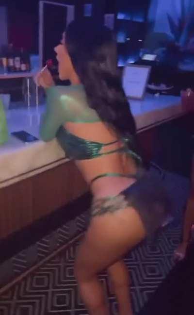 Shaking her ass with La Demi