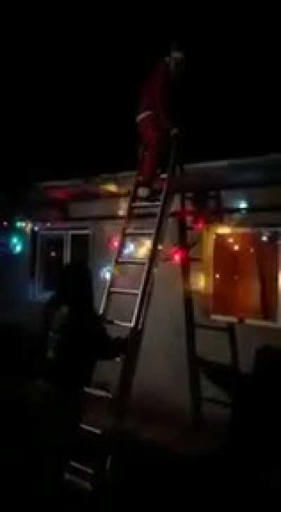 Daca va intrebati de ce numai vine mosu anu asta