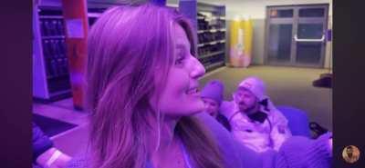 Julia auf der Couch mit einem Freund