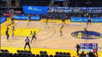 [Highlight] Harrison Barnes continues his 3pt onslaught late in the shot clock!