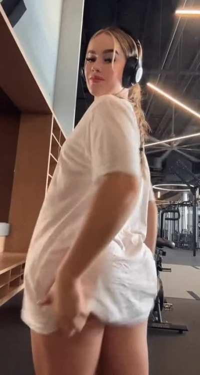 Look at that ass gooners