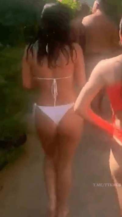 Charli D'amelio has a fantastic ass!!