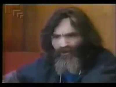 No me imagino quien estaba más confundido el que weon puso los subtítulos o los que estaban en el lugar y lo escucharon