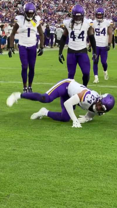 [Highlight] Cam Bynum imitates Raygun's Olympic breakdancing