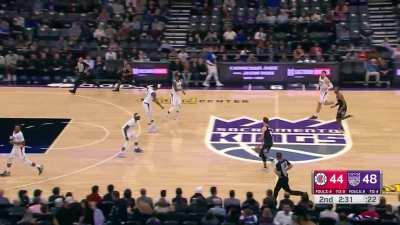 [Highlight] Keegan Murray gets out in transition and completes the alley-oop from Red Velvet. Murray has 10pts in the first half, 3-4 FG