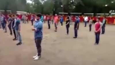 A teacher shows that a bull in a square full of people does not attack anyone if it is not threatened