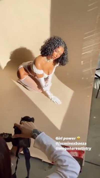 She's working it 😳💦