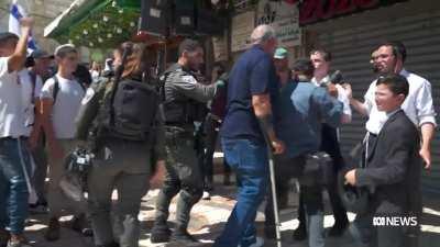 Israelis assault Australian journalist while chanting 