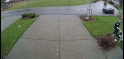 Package thief falls down and injures herself right after taking the package.