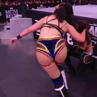 Jamie Hayter big cake