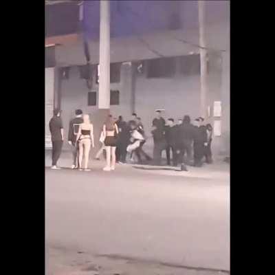 Patovicas golpearon a un pibe en la puerta del boliche