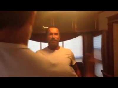 Arnold Schwarzenegger saludando al Dylan, una wea simplemente épica