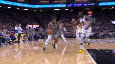 [Highlight] Monk gets called for an offensive foul after getting hit in the face by Green, Warriors announcers with an interesting view of the replay